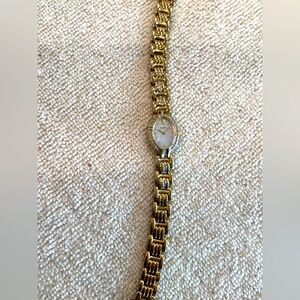 Ladies citizen watch gold bangle. Needs battery